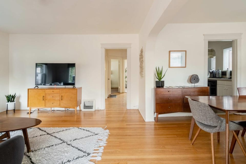 Stay Portland - HeartofBuckman MidCentury Dream 86 WalkScore 3BR House in Portland