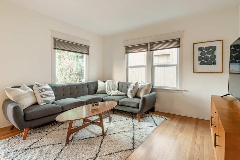 Stay Portland - HeartofBuckman MidCentury Dream 86 WalkScore 3BR House in Portland