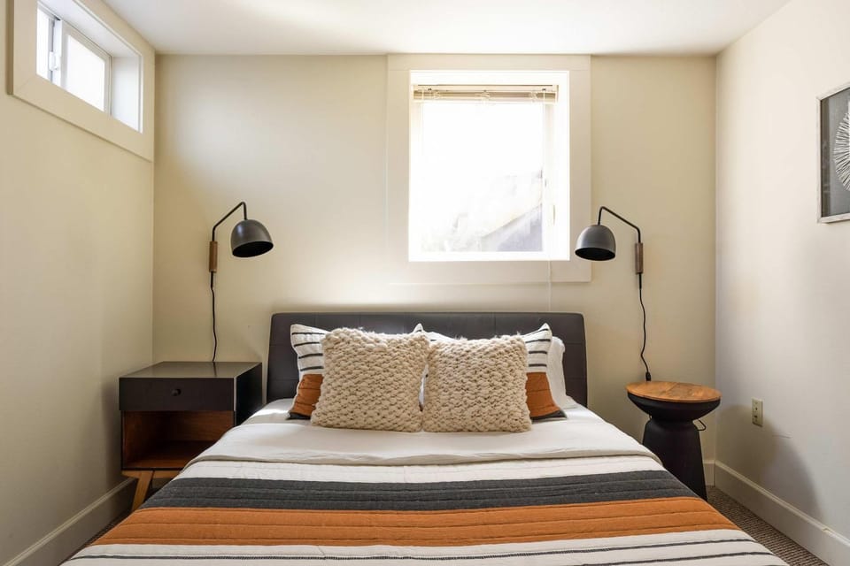 Stay Portland - Joshua Tree Vibes in SE PDX - Local Bars & Food House in Portland