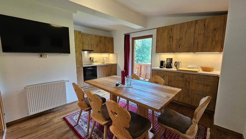 Kitchen or kitchenette, Living room, Seating area, Dining area