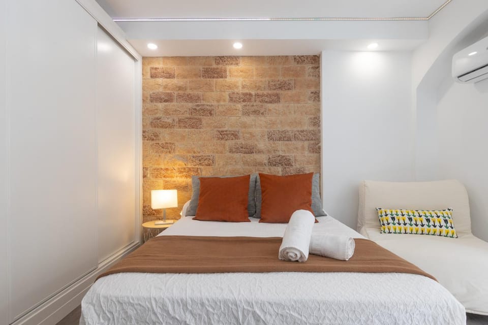 Bed, Photo of the whole room, Bedroom, air conditioner