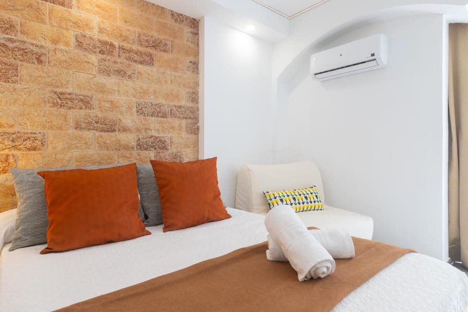 Photo of the whole room, Bedroom, air conditioner