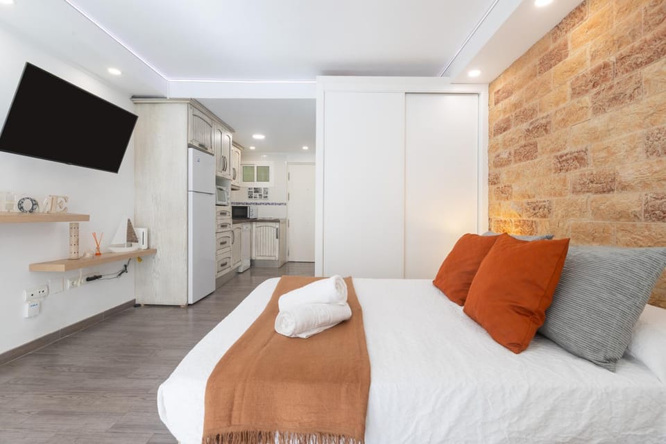 Bed, TV and multimedia, Kitchen or kitchenette, Photo of the whole room, Bedroom, oven, stove