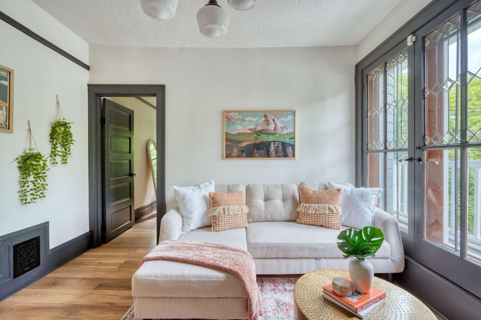 Stay Portland - Luxury Living on NW 23rd Ave, Walk Score 99 House in Portland