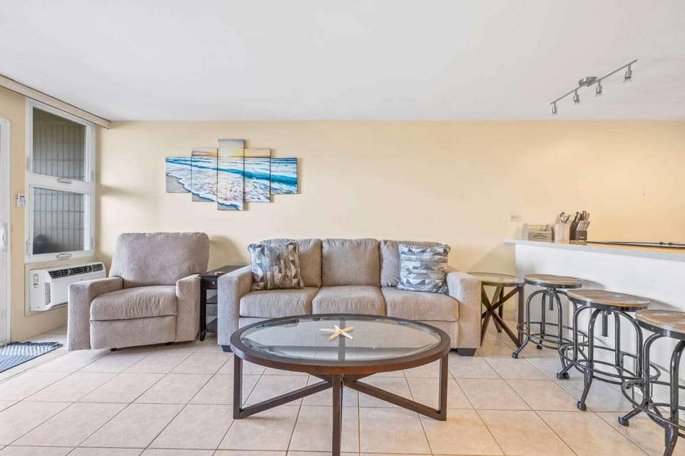 Amazing Beachfront Condo by Pool House in Punaluu