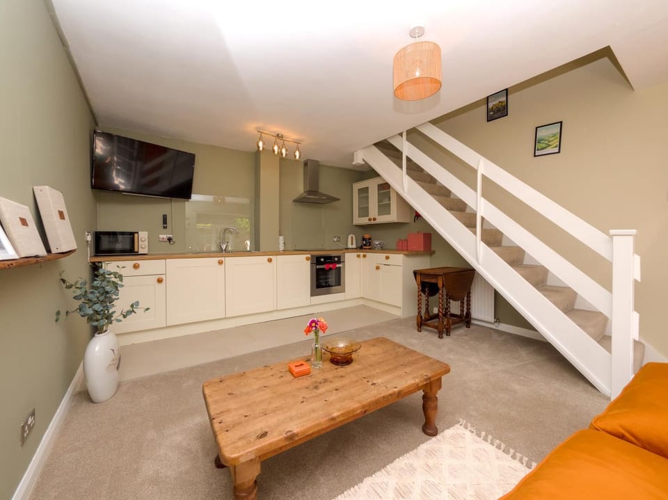 TV and multimedia, Coffee/tea facilities, Kitchen or kitchenette, Living room, Seating area, microwave, oven, stove