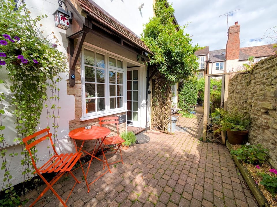 Property building, Patio, Day, Dining area, Inner courtyard view