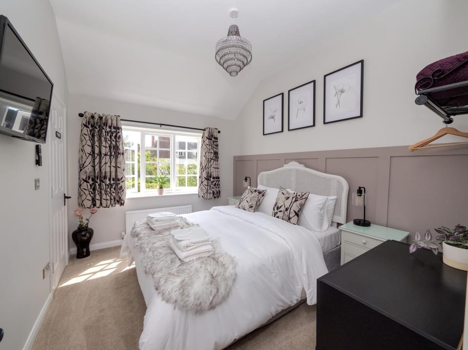 Bed, TV and multimedia, Photo of the whole room, Bedroom