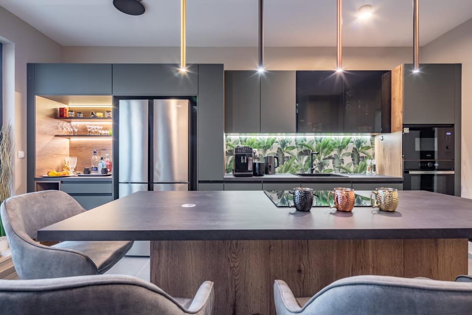 Kitchen or kitchenette, Dining area, stove
