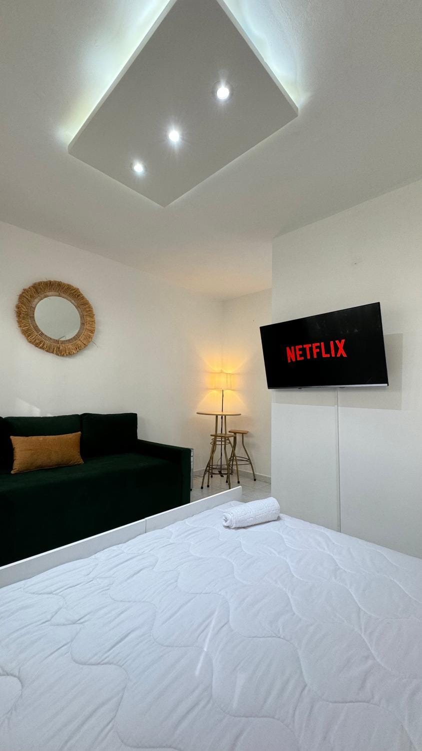 Bed, TV and multimedia, Photo of the whole room, Bedroom