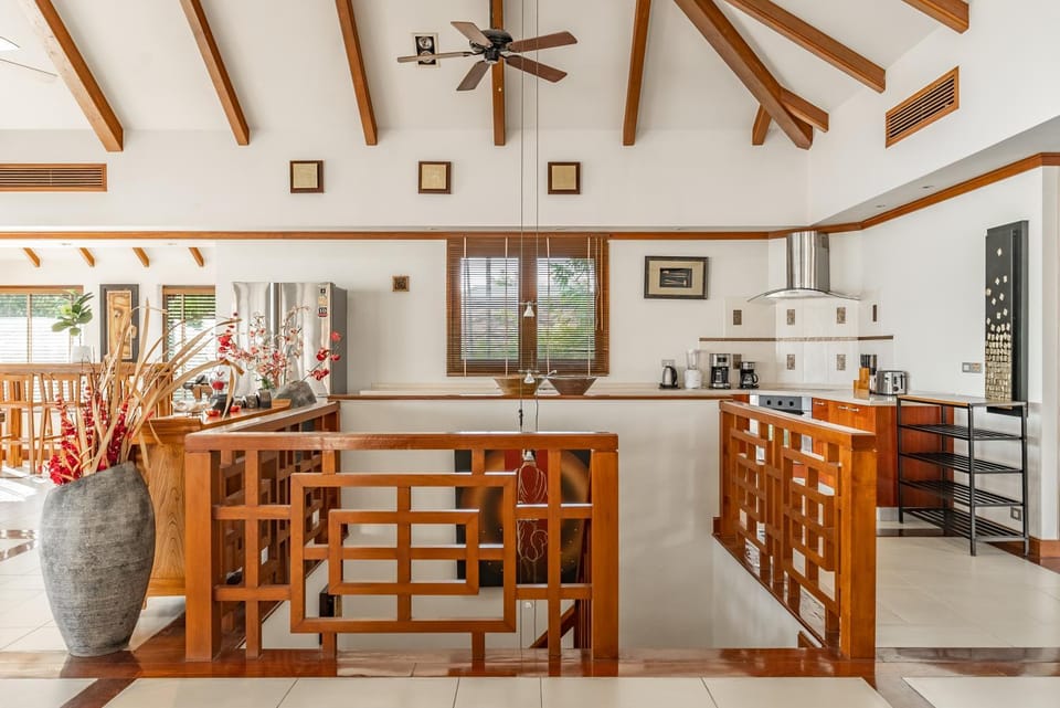 Kitchen or kitchenette, Seating area