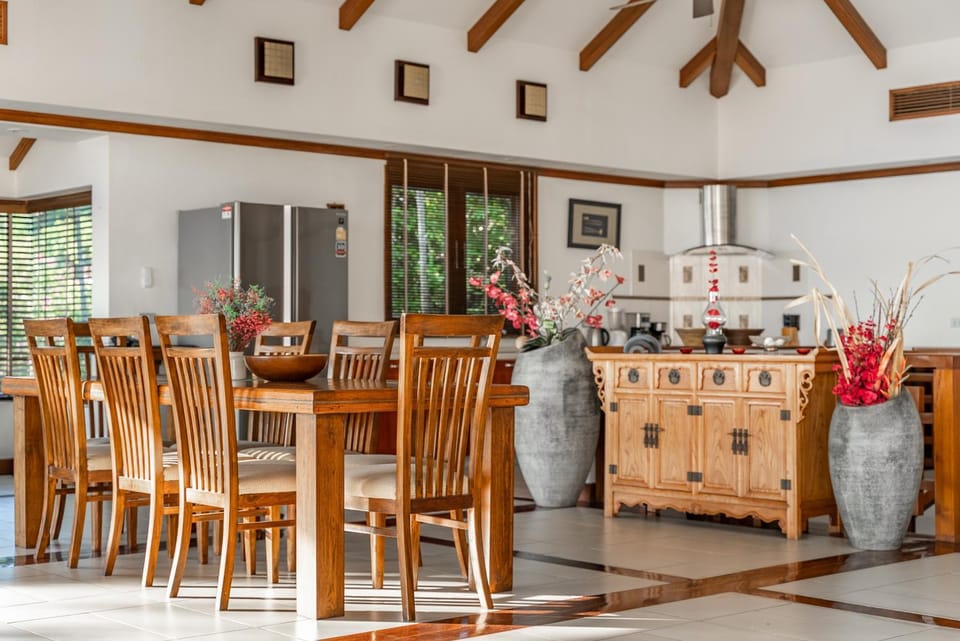 Kitchen or kitchenette, Seating area, Dining area