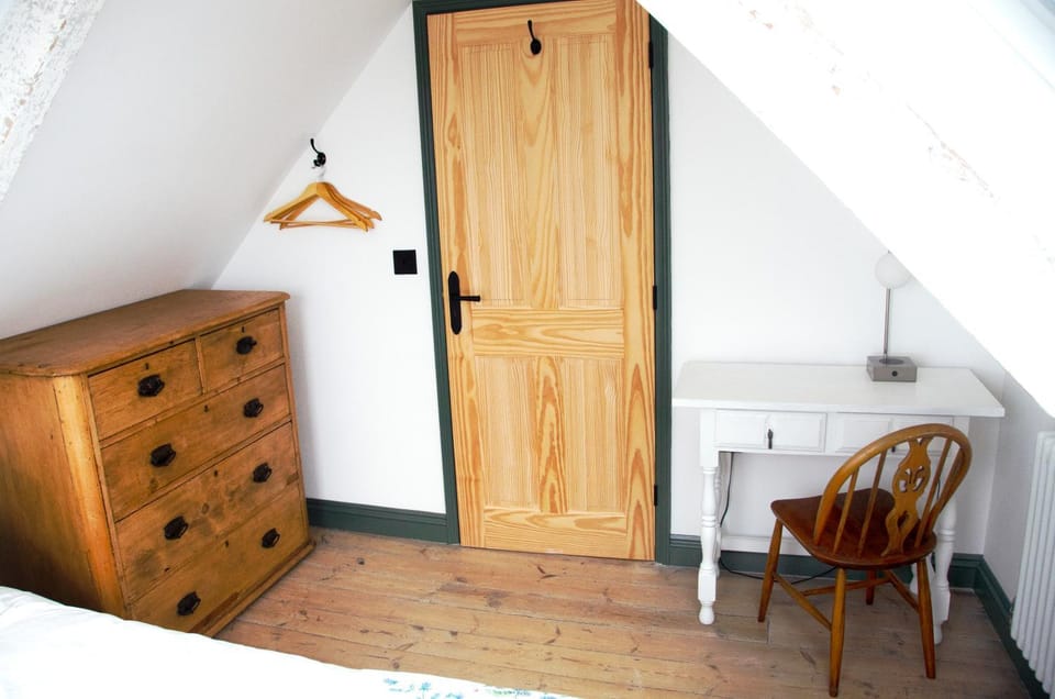Seating area, Bedroom, wardrobe