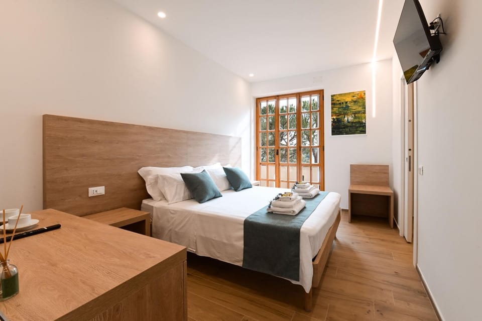 Bed, TV and multimedia, Photo of the whole room, Bedroom, towels
