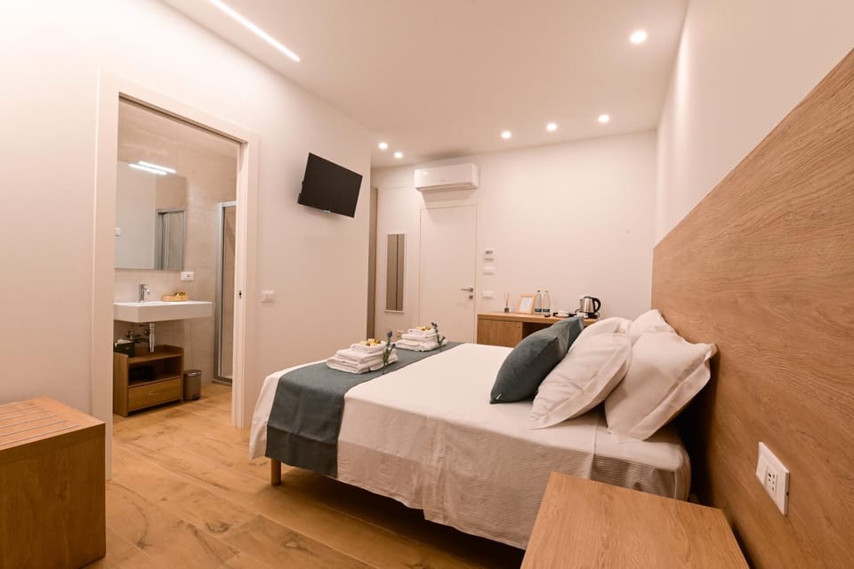 Bed, TV and multimedia, Photo of the whole room, Bedroom, towels, air conditioner
