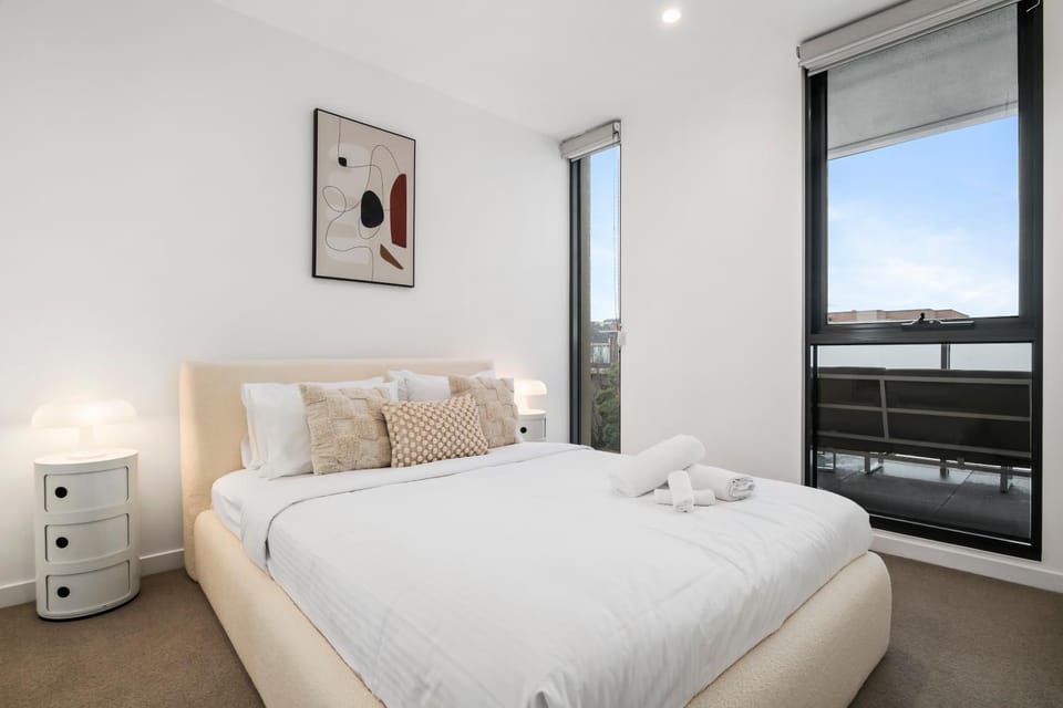 Stylish and Modern 2BR w King Bed, Study and Car Park Apartment in Melbourne