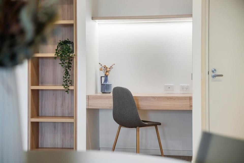 Stylish and Modern 2BR w King Bed, Study and Car Park Apartment in Melbourne
