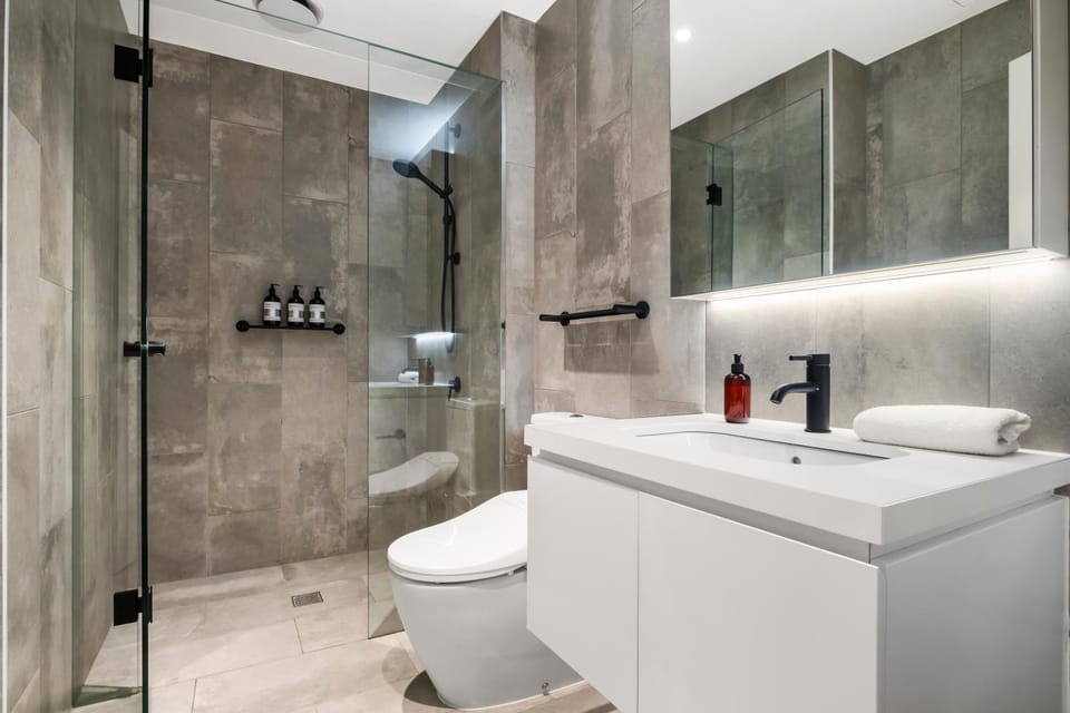 Stylish and Modern 2BR w King Bed, Study and Car Park Apartment in Melbourne