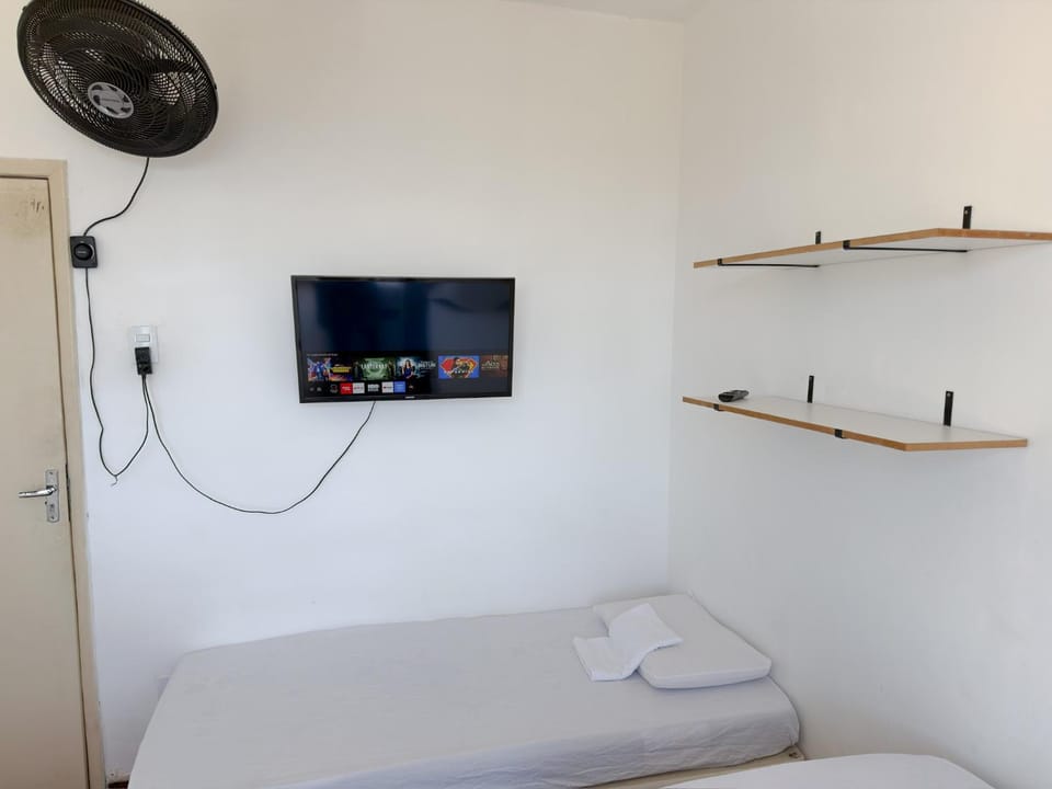 Bed, TV and multimedia, Photo of the whole room, Bedroom, towels