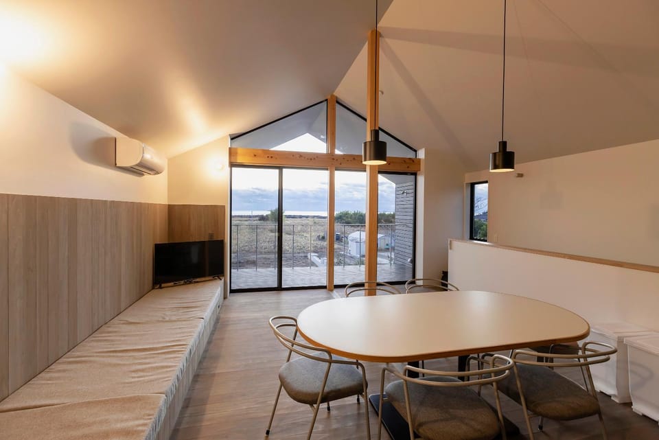 TV and multimedia, Living room, Seating area, Dining area