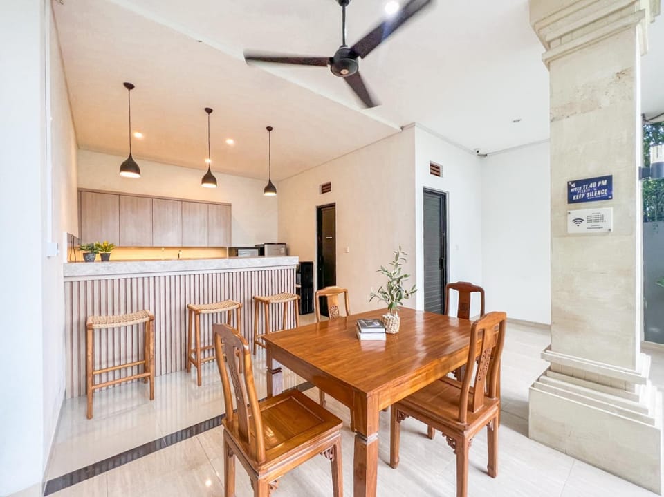 Kayu Tulang - Island Boy Guesthouse Prime Canggu Hotel in North Kuta