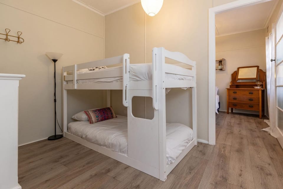 Bed, Bedroom, bunk bed, towels