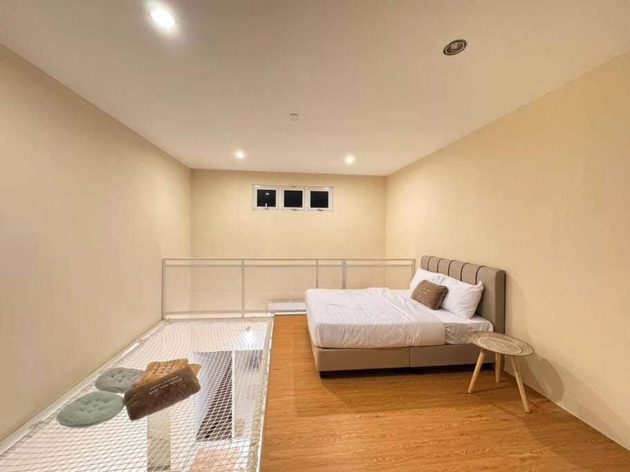 Bed, Photo of the whole room, Seating area