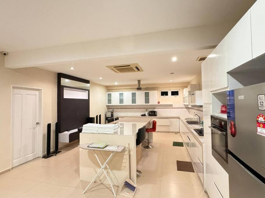 Kitchen or kitchenette, Seating area, Dining area, air conditioner