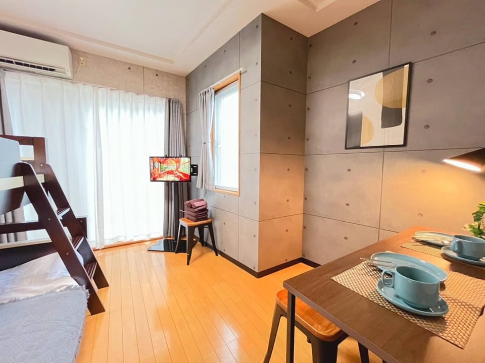 Bed, TV and multimedia, Dining area, towels, air conditioner