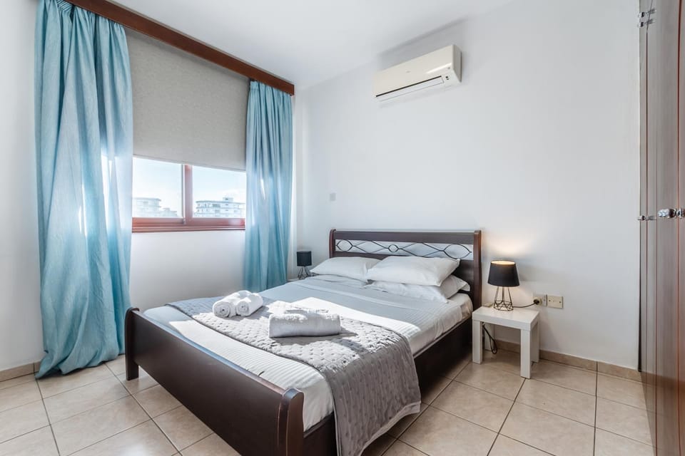 Bed, Bedroom, towels, air conditioner