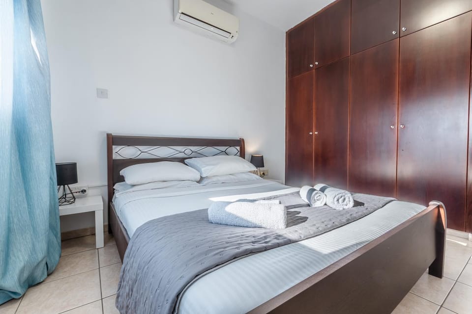 Bed, Bedroom, towels, wardrobe, air conditioner