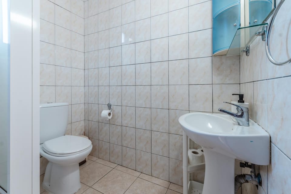 Shower, Toilet, Bathroom, towels