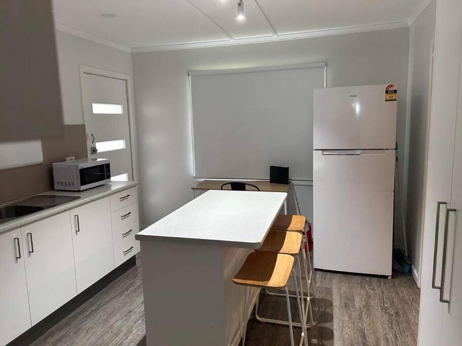 Kitchen or kitchenette, minibar, oven, stove
