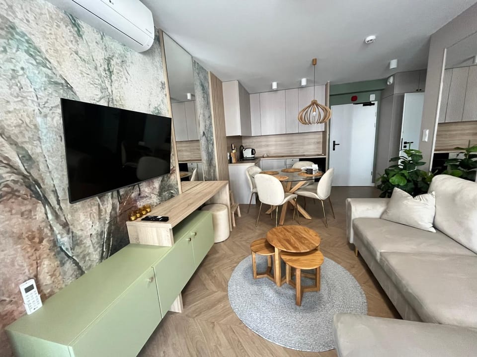 TV and multimedia, Kitchen or kitchenette, Living room, Seating area, Dining area