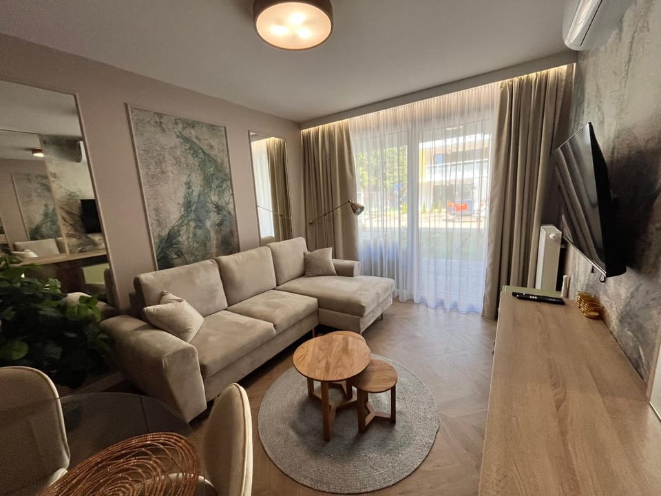 Communal lounge/ TV room, TV and multimedia, Living room, Seating area, Evening entertainment