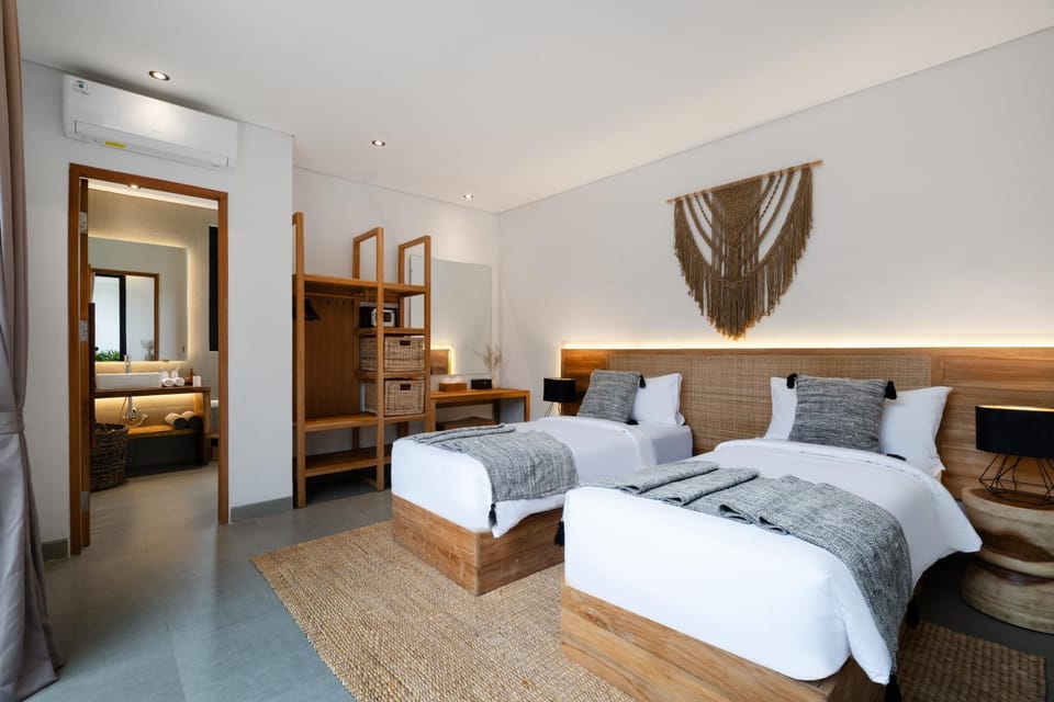 Bed, Seating area, Bedroom, air conditioner
