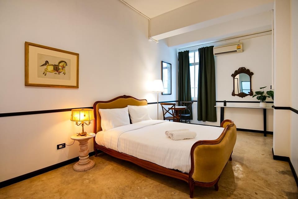 Bed, Living room, Photo of the whole room, Seating area, Bedroom, air conditioner
