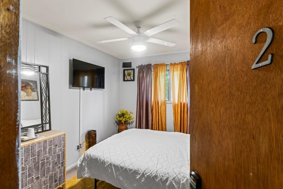 Bed, TV and multimedia, Photo of the whole room, Bedroom