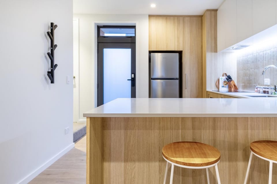 Kitchen or kitchenette, Dining area, oven