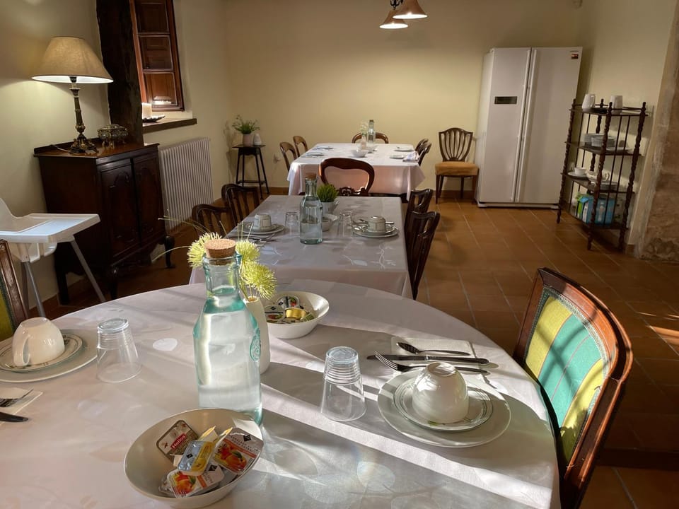 Living room, Seating area, Dining area, Breakfast