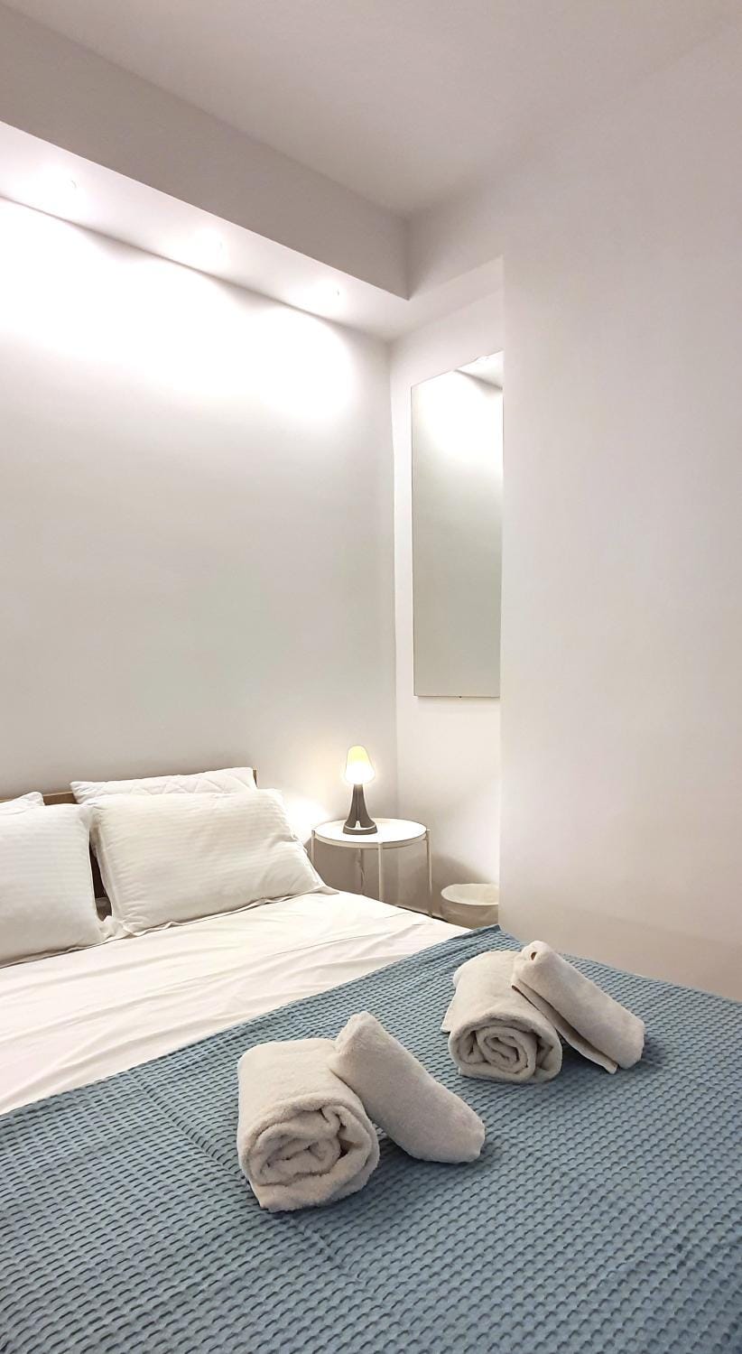 Bed, Bedroom, towels