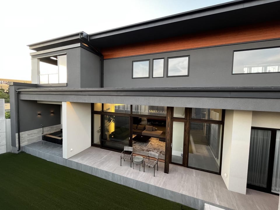 Property building, Day, Balcony/Terrace