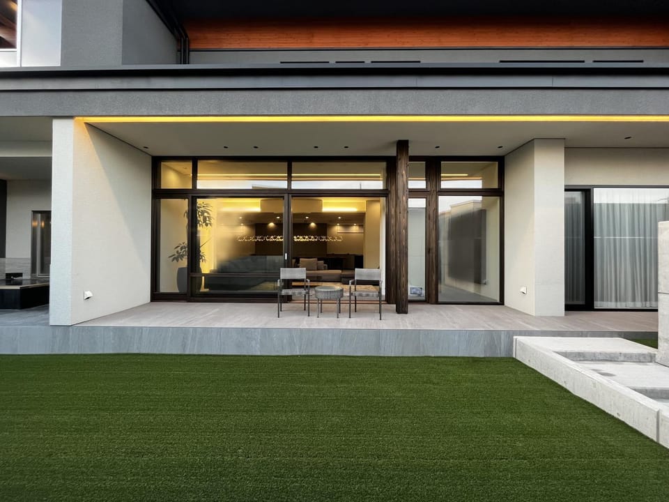Property building, Day, Balcony/Terrace, Balcony/Terrace