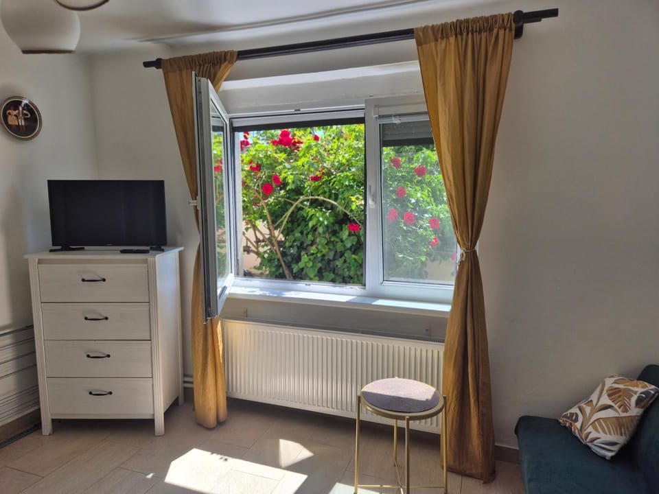 View (from property/room), Garden view, Inner courtyard view