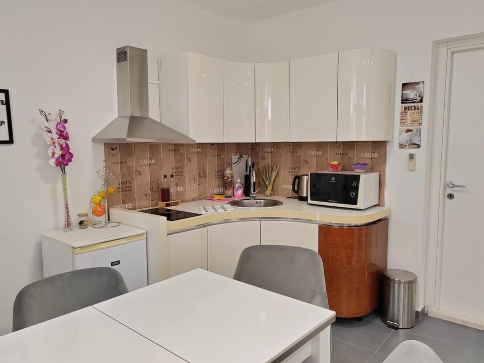 Coffee/tea facilities, Kitchen or kitchenette, Dining area, stove, kitchen