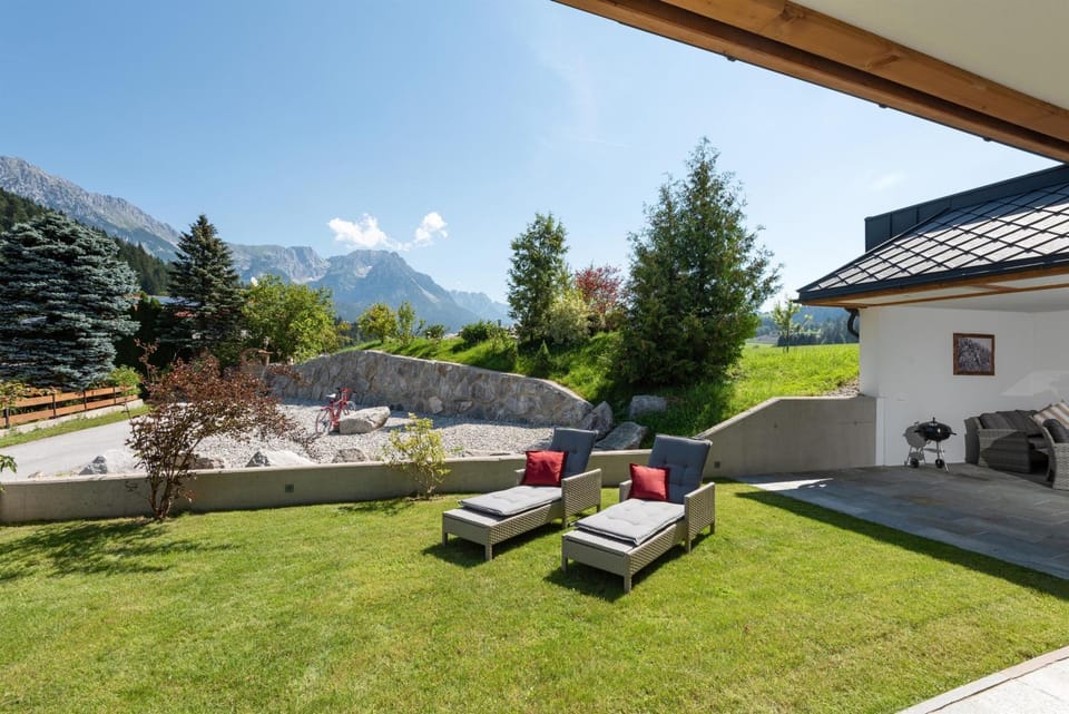 Day, Natural landscape, Garden, Seating area, sunbed