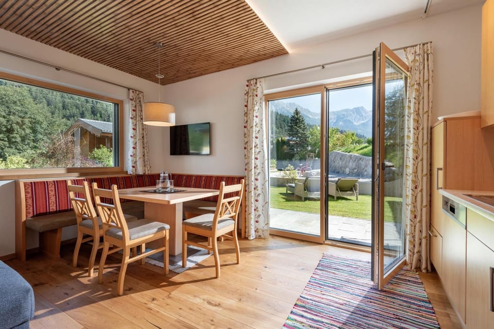 Garden, Kitchen or kitchenette, Living room, Seating area, Dining area
