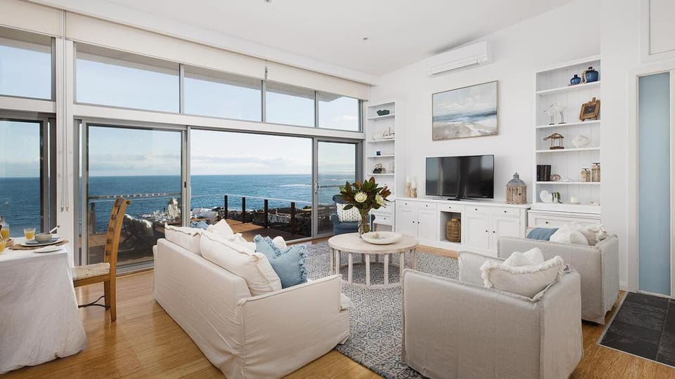 Communal lounge/ TV room, Natural landscape, TV and multimedia, Living room, Seating area, Dining area, Evening entertainment, Sea view