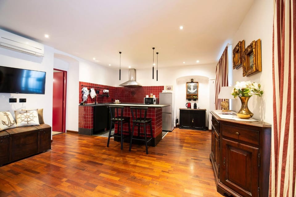 Communal lounge/ TV room, TV and multimedia, Coffee/tea facilities, Kitchen or kitchenette, Living room, Seating area, Dining area, microwave, air conditioner
