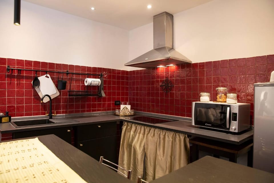 Coffee/tea facilities, Kitchen or kitchenette, microwave, oven, stove